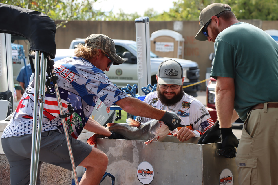 MISSISSIPPI RIVER MONSTERS CATFISH TOURNAMENT (60)